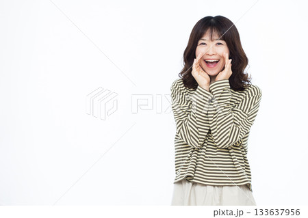 笑顔で叫んでいる女性 笑顔で叫んでいる女性 133637956
