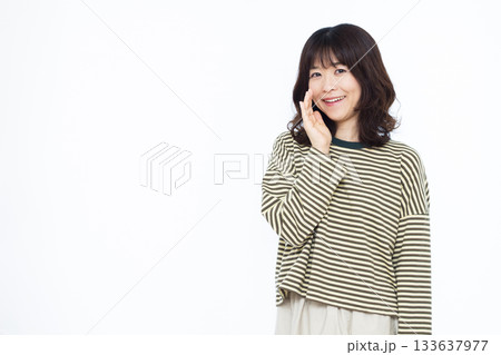 笑顔でささやいている女性 133637977