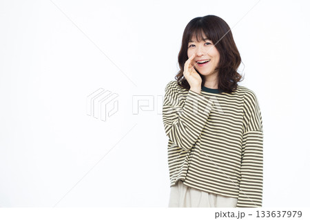 笑顔でささやいている女性 133637979