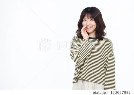 笑顔でささやいている女性 笑顔でささやいている女性 133637982