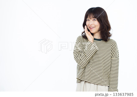 笑顔でささやいている女性 133637985