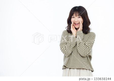 笑顔でささやいている女性 133638144