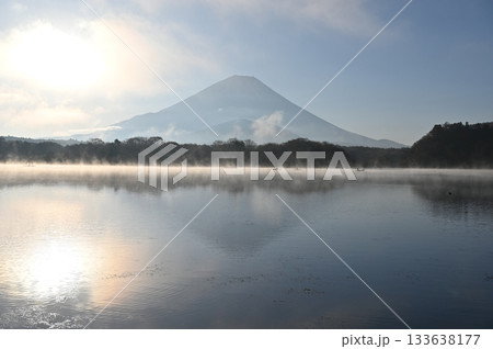 精進湖　富士山　逆さ富士　富士河口湖町 133638177