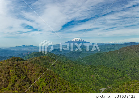 丹沢・塔ノ岳から見る新緑の山並みと富士山 133638423