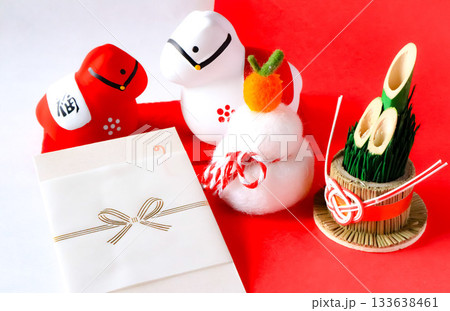 お正月飾りとお年玉袋 133638461