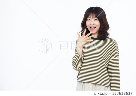 笑顔でびっくり驚いている女性 133638637