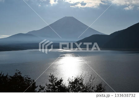 本栖湖 富士山 富士河口湖町 本栖湖 富士山 富士河口湖町 133638732