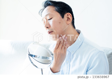 鏡を見る中高年男性 鏡を見る中高年男性 133638967