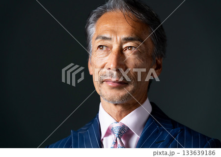 ビジネス　シニア男性　クール　アップ 133639186