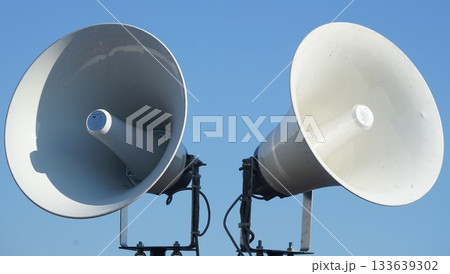 屋外に設置された左右の拡声器 133639302