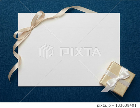 リボンとギフトボックス付きの装飾フレーム 紺色レザー 133639401
