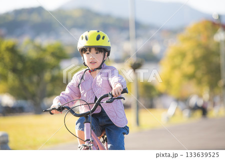 ヘルメットを着用した日本の子どもが自転車を練習する元気な外遊び 133639525