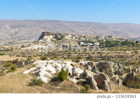 トルコカッパドキアの三姉妹の岩付近の奇岩群 133639561