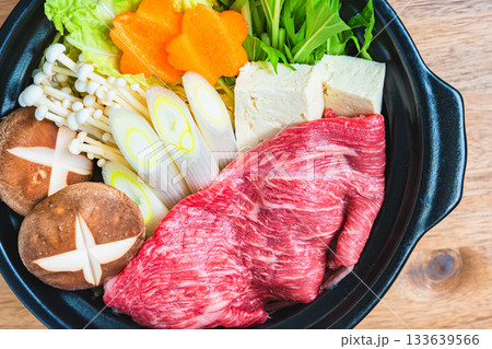 すき焼きの材料盛り合わせ 133639566