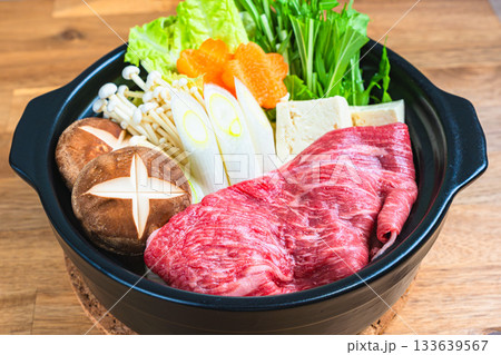 すき焼きの材料盛り合わせ 133639567