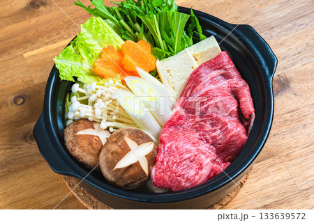 すき焼きの材料盛り合わせ すき焼きの材料盛り合わせ 133639572
