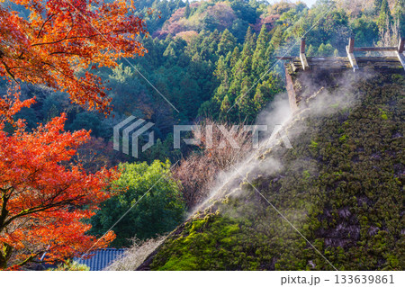 紅葉が綺麗な朝の香嵐渓（愛知県豊田市足助町） 133639861