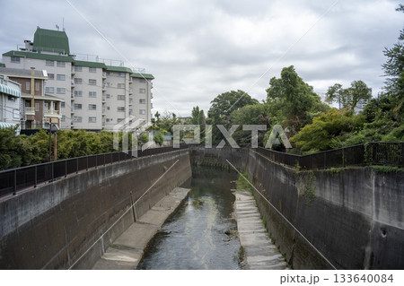東京都北区王子付近の石神井川の風景 東京都北区王子付近の石神井川の風景 133640084
