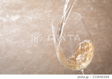 白ワインを注ぐ 133640389