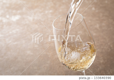 白ワインを注ぐ 133640390