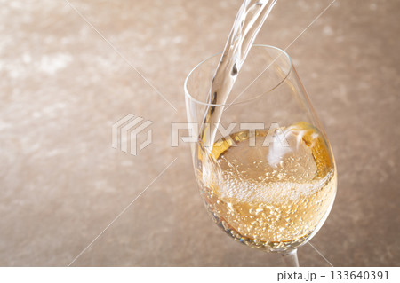 白ワインを注ぐ 133640391