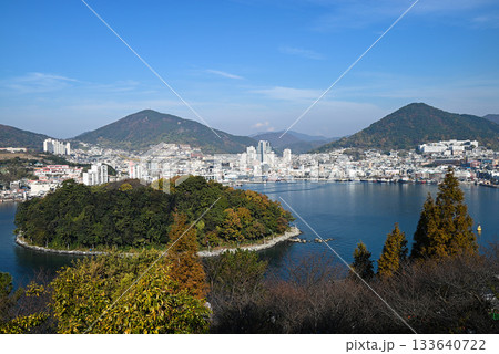 【韓国/麗水市】麗水港湾に浮かぶ将軍島と麗水の町並み 133640722
