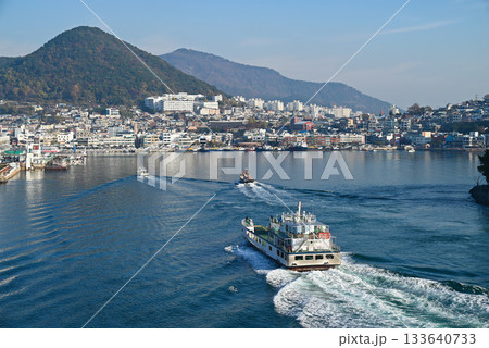 【韓国/麗水市】港へ入っていく船と町並みの風景 133640733