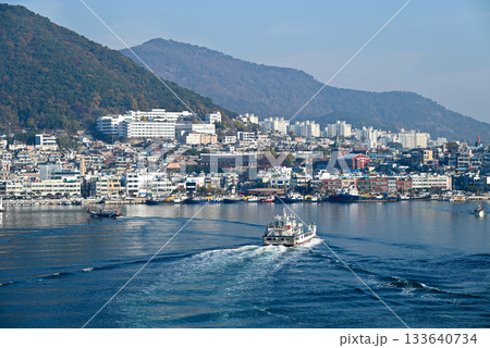 【韓国/麗水市】港へ入っていく船と町並みの風景 133640734
