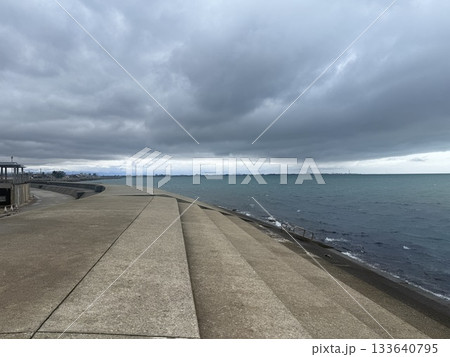 富山県滑川市のホタルイカ漁の夜景は有名で青い光の群れが織りなす光景は特別天然記念物に指定されています 133640795