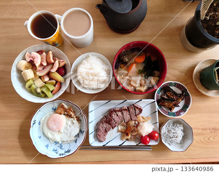洋食レストランで食べるランチセットの例~サーロインのカットステーキ,ミニセット(和風アレンジの例) 洋食レストランで食べるランチセットの例~サーロインのカットステーキ,ミニセット(和風アレンジの例) 133640986