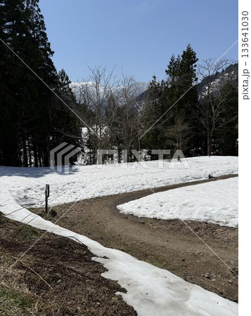 富山県相倉合掌造り集落の冬景色。五箇山にある相倉は、白川郷にある村で、合掌造りの家々やのどかな風景。 133641030