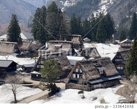 富山県相倉合掌造り集落の冬景色。五箇山にある相倉は、白川郷にある村で、合掌造りの家々やのどかな風景。 133641038