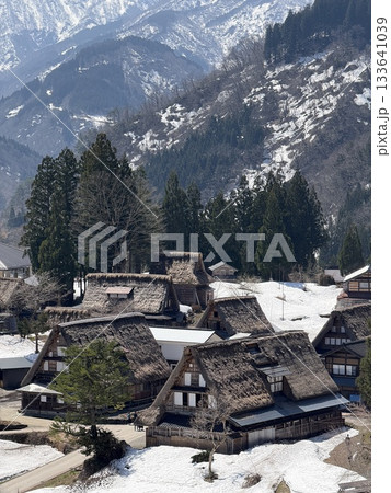 富山県相倉合掌造り集落の冬景色。五箇山にある相倉は、白川郷にある村で、合掌造りの家々やのどかな風景。 富山県相倉合掌造り集落の冬景色。五箇山にある相倉は、白川郷にある村で、合掌造りの家々やのどかな風景。 133641039