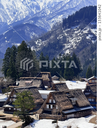 富山県相倉合掌造り集落の冬景色。五箇山にある相倉は、白川郷にある村で、合掌造りの家々やのどかな風景。 133641042