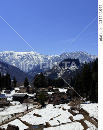 富山県相倉合掌造り集落の冬景色。五箇山にある相倉は、白川郷にある村で、合掌造りの家々やのどかな風景。 133641043