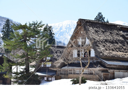 富山県相倉合掌造り集落の冬景色。五箇山にある相倉は、白川郷にある村で、合掌造りの家々やのどかな風景。 富山県相倉合掌造り集落の冬景色。五箇山にある相倉は、白川郷にある村で、合掌造りの家々やのどかな風景。 133641055