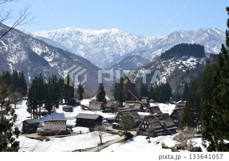 富山県相倉合掌造り集落の冬景色。五箇山にある相倉は、白川郷にある村で、合掌造りの家々やのどかな風景。 133641057