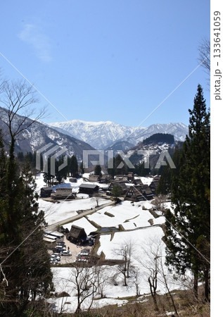 富山県相倉合掌造り集落の冬景色。五箇山にある相倉は、白川郷にある村で、合掌造りの家々やのどかな風景。 133641059
