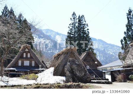 富山県相倉合掌造り集落の冬景色。五箇山にある相倉は、白川郷にある村で、合掌造りの家々やのどかな風景。 133641060