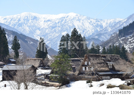 富山県相倉合掌造り集落の冬景色。五箇山にある相倉は、白川郷にある村で、合掌造りの家々やのどかな風景。 133641070