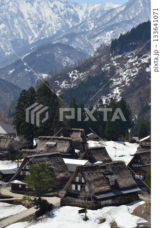 富山県相倉合掌造り集落の冬景色。五箇山にある相倉は、白川郷にある村で、合掌造りの家々やのどかな風景。 133641071