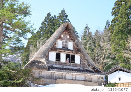 富山県相倉合掌造り集落の冬景色。五箇山にある相倉は、白川郷にある村で、合掌造りの家々やのどかな風景。 富山県相倉合掌造り集落の冬景色。五箇山にある相倉は、白川郷にある村で、合掌造りの家々やのどかな風景。 133641077