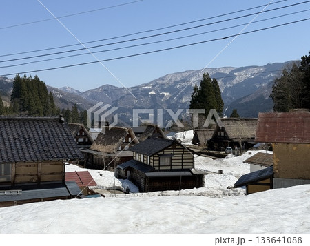 富山県相倉合掌造り集落の冬景色。五箇山にある相倉は、白川郷にある村で、合掌造りの家々やのどかな風景。 133641088