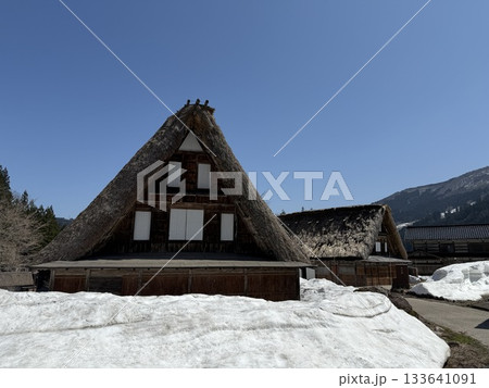 富山県相倉合掌造り集落の冬景色。五箇山にある相倉は、白川郷にある村で、合掌造りの家々やのどかな風景。 133641091
