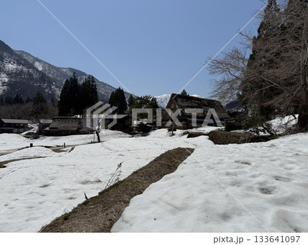 富山県相倉合掌造り集落の冬景色。五箇山にある相倉は、白川郷にある村で、合掌造りの家々やのどかな風景。 133641097
