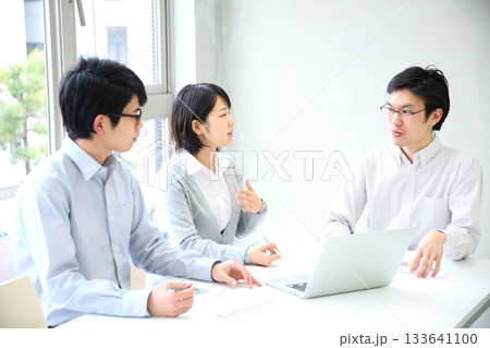 会社で企画会議をする若い社員たち 会社で企画会議をする若い社員たち 133641100