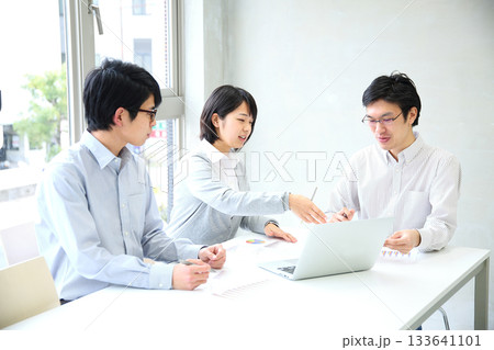会社で企画会議をする若い社員たち 会社で企画会議をする若い社員たち 133641101