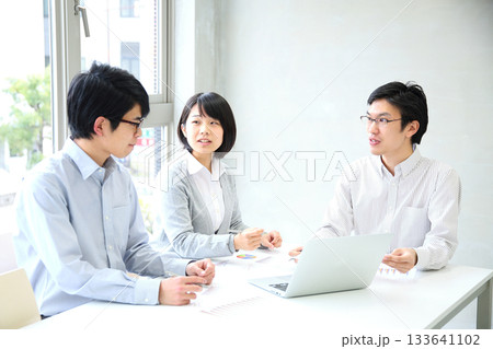 会社で企画会議をする若い社員たち 会社で企画会議をする若い社員たち 133641102