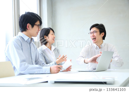 会社で企画会議をする若い社員たち 133641103