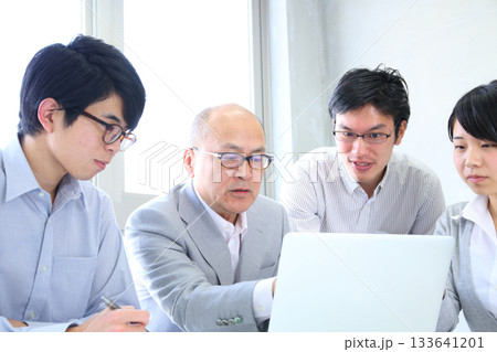 会社で企画会議をする若い社員と部長 133641201